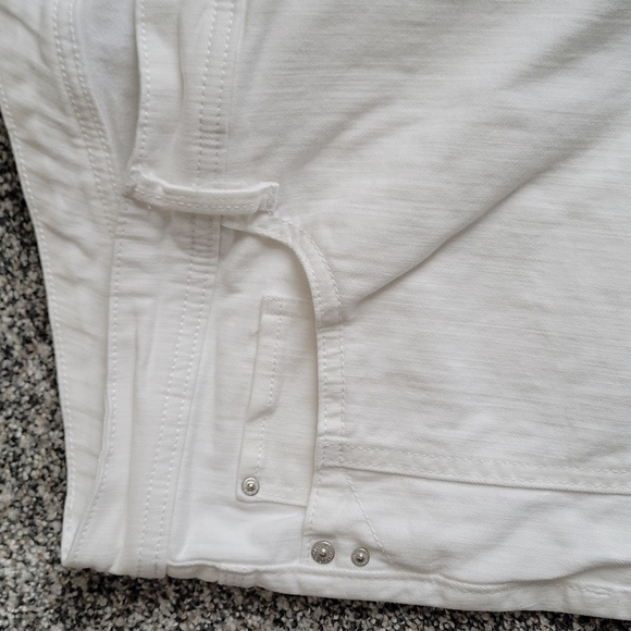 Gloria Vanderbilt White Capris !!! - Picture 4 of 10